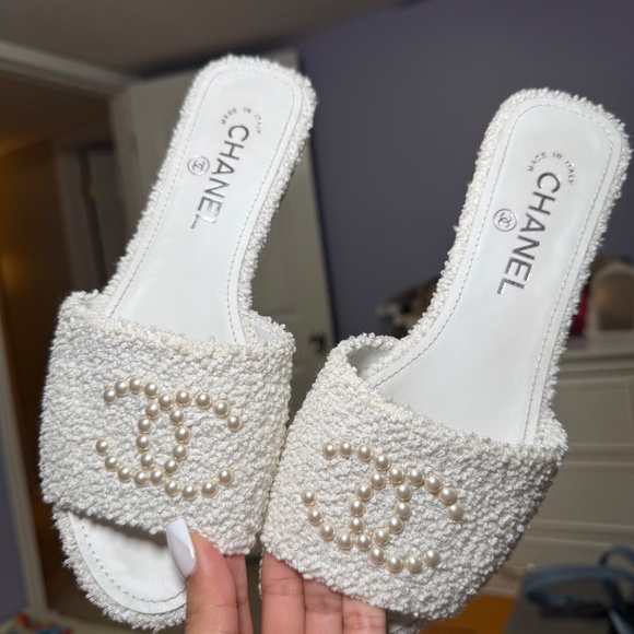 White Chanel slides w pearl accent - Picture 2 of 9